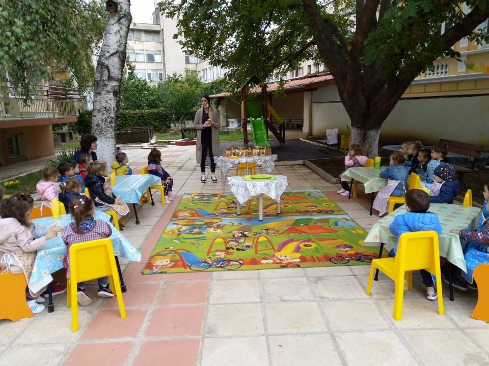 В първа Монтесори възрастова група „Симба“ -3 - 4 годишни деца се проведе ДФПВ  на тема: „Вдъхновението да учиш за здравословни продукти“ съвместно с родители.  Работилницата за деца  е  инициатива в Национална седмица за достъп до добра храна, 2020.