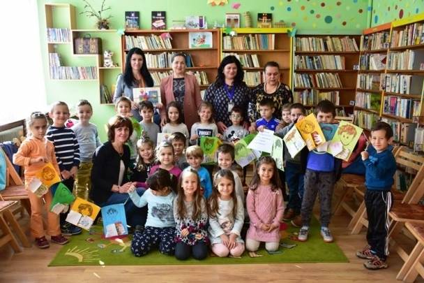 Децата от трета подготвителна група „Симба” посетиха детският отдел на Регионална библиотека „Христо Ботев” – Враца-част от инициативите по повод Националната седмица на четенето, провеждаща се в периода 22-26 октомври. 