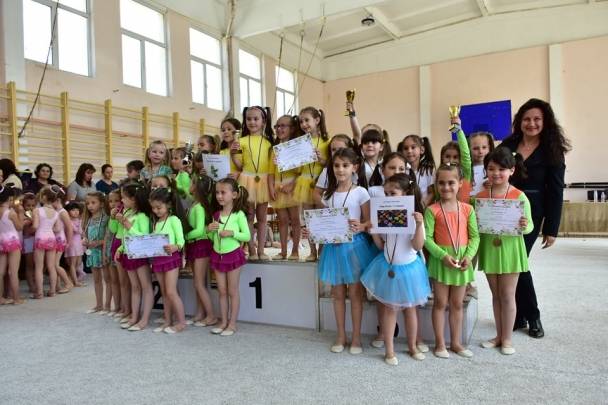 Малките грации на ДГ „Европейчета” се включиха в градското първенство по художествена гимнастика за възпитаници на детските градини мини Купа „Анелия", което се проведе в Мездра. 